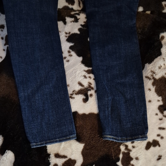 Levi's Ankle Jeans in Deep Blue with Ripped Knees - Picture 9 of 9